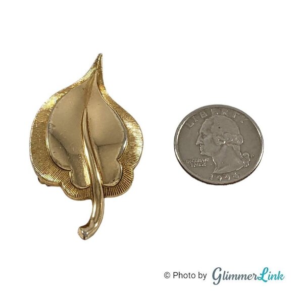 Vintage Monet Gold Tone Polished & Ribbed Leaf Brooch - Picture 6 of 10